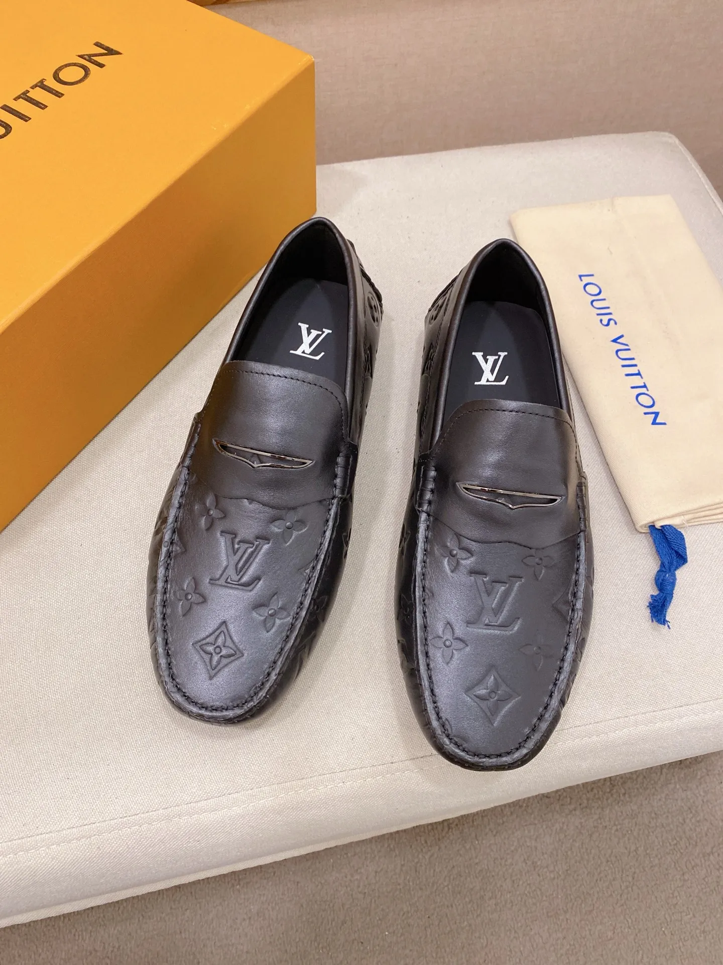 Factory price: 500💰High-end quality! LV 🆕🆕Exclusive hot-selling products in stock🔥🔥New products on the shelves, high-quality Ferragamo men's pea shoes, high-end casual driving shoes, with complete packaging! 💪 💪 Material: imported first-layer cowhide 🐂 + imported high-quality buffalo leather lining + wear-resistant outsole 👍🏻👍🏻 Features: high-end and comfortable, purely handmade 🚀 🚀 Create the perfect shoes that suit you best 🔥 🔥 Size: (38-44) 45 standard size can be customized!